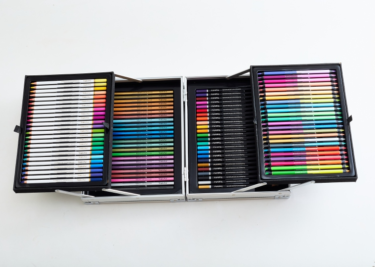 Open colored-pencil case pictured in the Shanhai catalogue